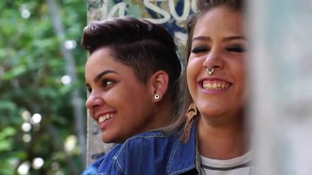 Lesbisch Koppel Ontspannen Glimlachen — Stockvideo
