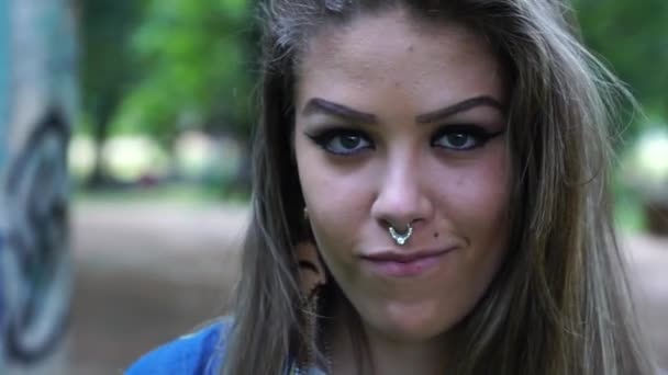 Retrato Una Joven Mujer Con Estilo — Vídeo de stock