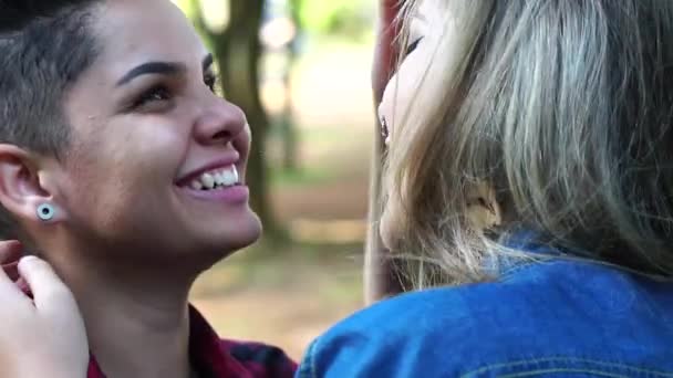 Joven Lesbiana Pareja Besos — Vídeos de Stock