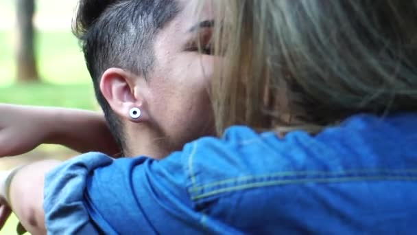 Jovem Lésbicas Casal Beijos — Vídeo de Stock