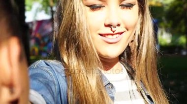 Lezbiyen kız sevgisi eşine bildirir.