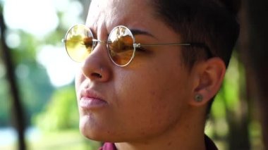 Alternatif kız kameraya bakıyor