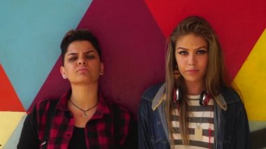 Genç kız kameraya arıyorum portresi