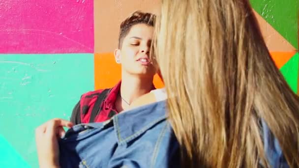 Leszbikus Pár Birtoklás Egy Intim Pillanat — Stock videók