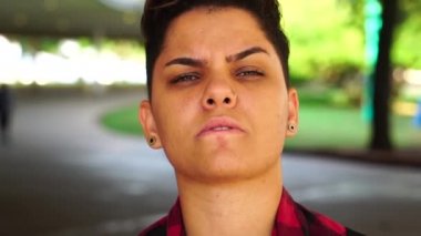 kısa saçlı kız portresi