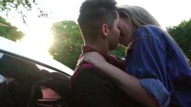 Lezbiyen çift araba - günbatımı zamanı öpüşme