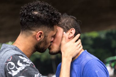 Eşcinsel çift öpüşme - romantik bir sahne