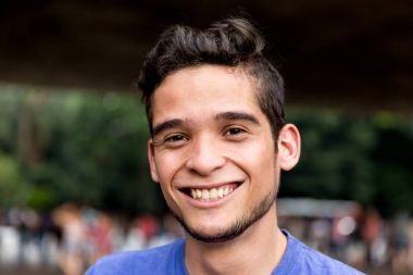 Portre genç adam kentsel arka plan üzerinde