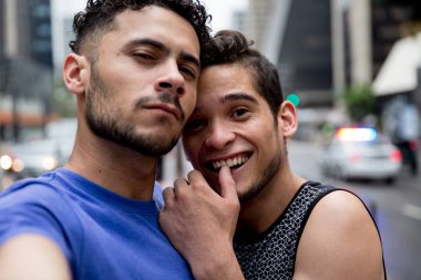 Gay Paulista Avenue, Sao Paulo, Brezilya'da bir selfie alarak Couple