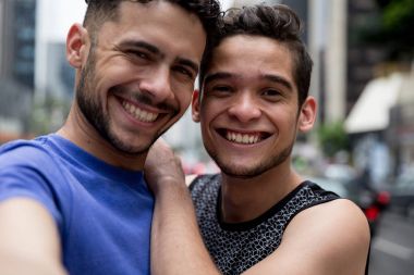 Gay Paulista Avenue, Sao Paulo, Brezilya'da bir selfie alarak Couple