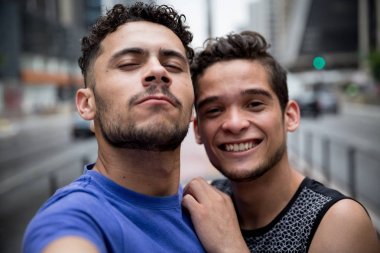 Gay Paulista Avenue, Sao Paulo, Brezilya'da bir selfie alarak Couple