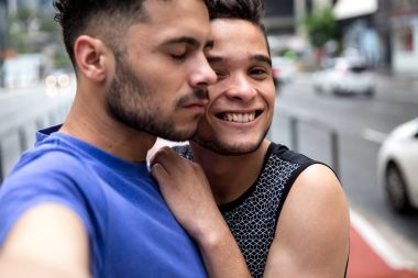 Gay Paulista Avenue, Sao Paulo, Brezilya'da bir selfie alarak Couple