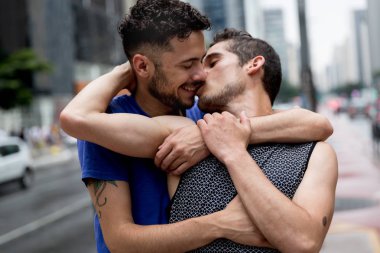 Eşcinsel çift öpüşme Paulista Avenue, Sao Paulo, Brezilya
