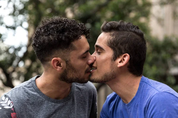 Brasileña Gay Pareja Besos — Foto de Stock