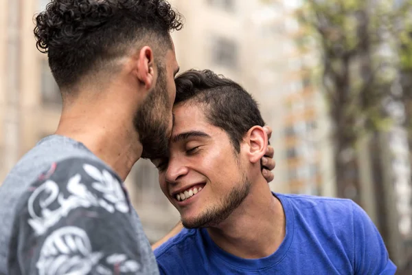 Gay Couple Baisers Romantique Scène — Photo