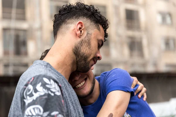 Eşcinsel Çift Kucaklayan Şehir Arka Plan Üzerinde — Stok fotoğraf