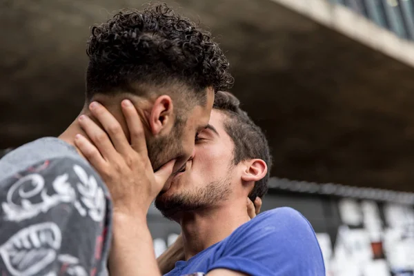 Pareja Gay Besándose Escena Romántica — Foto de Stock