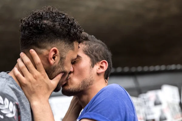 Eşcinsel Çift Paulista Avenue Brezilya Öpüşme — Stok fotoğraf