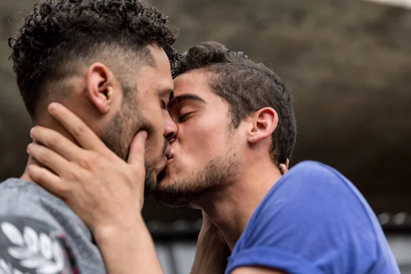 Casal Gay Beijando Cena Romântica — Fotografia de Stock