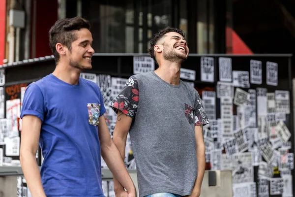 Pareja Gay Caminando Sosteniendo Las Manos — Foto de Stock