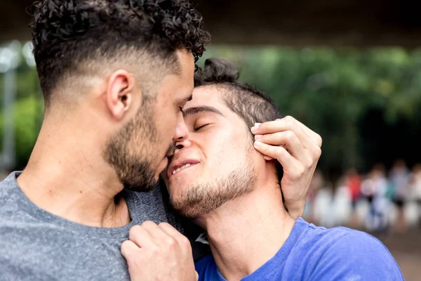 Homosexuelles Paar Mit Einem Moment Der Zuneigung — Stockfoto