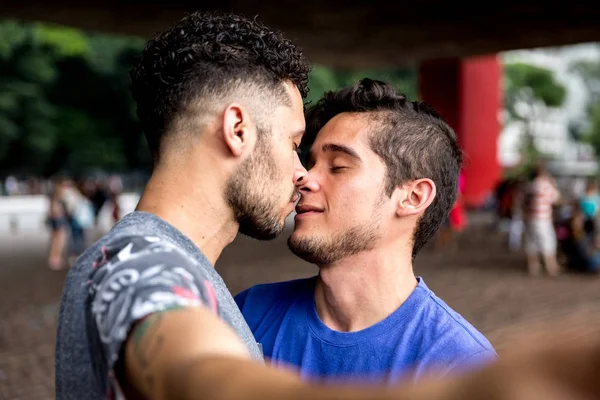 Homosexuelles Paar Spricht Ein Selfie Und Küsst Sich — Stockfoto