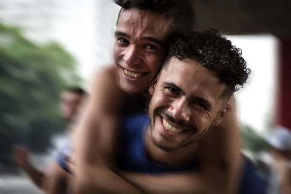 Eşcinsel Çift Kucaklayan Kameraya Bakıyor — Stok fotoğraf