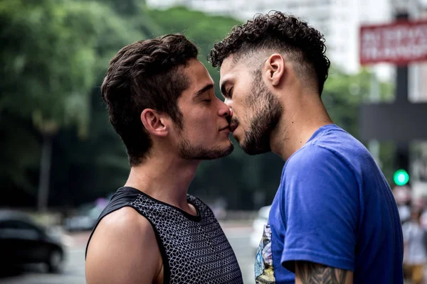 Pareja Gay Besándose Escena Romántica — Foto de Stock