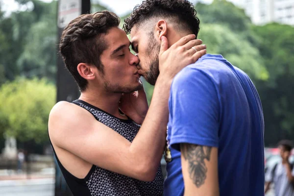 Pareja Gay Besándose Escena Romántica — Foto de Stock