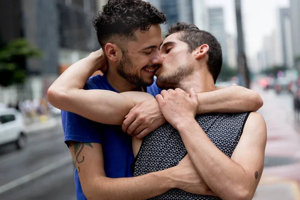 Eşcinsel Çift Öpüşme Paulista Avenue Sao Paulo Brezilya — Stok fotoğraf