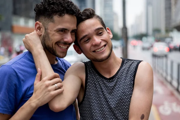 Eşcinsel Çift Paulista Avenue Sao Paulo Brezilya Kucaklayan — Stok fotoğraf