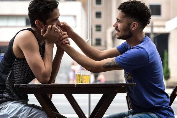 Gay Pareja Besos Pub Calle — Foto de Stock