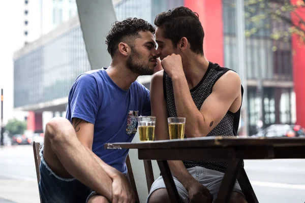 Eşcinsel Çift Paulista Avenue Sao Paulo Brezilya Için Bir Barda — Stok fotoğraf