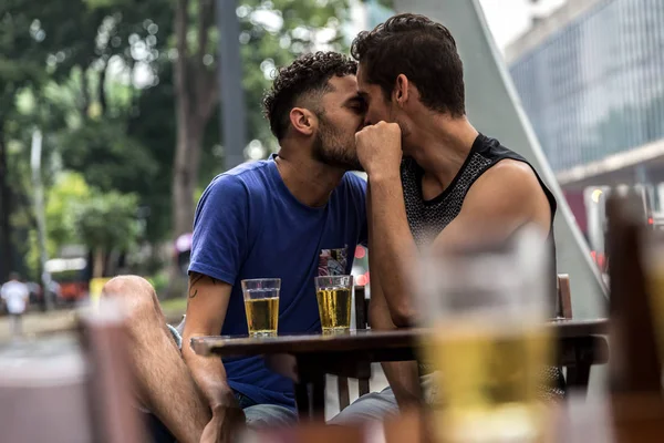 Eşcinsel Çift Paulista Avenue Sao Paulo Brezilya Için Bir Barda — Stok fotoğraf