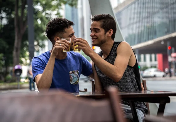 Pareja Gay Bebiendo Cerveza Calle — Foto de Stock