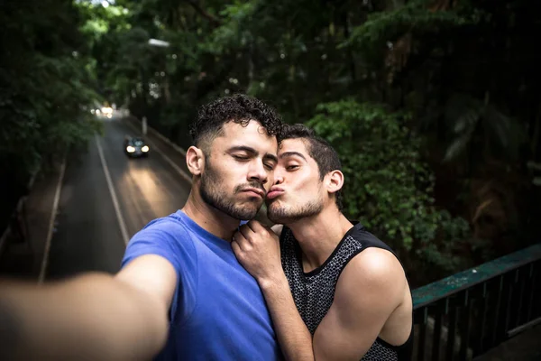 Eşcinsel Çift Öpüşme Romantik Bir Sahne — Stok fotoğraf