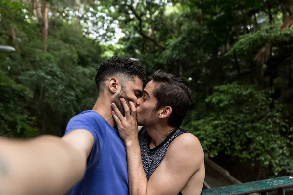 Gay Couple Tar Selfie Parken — Stockfoto