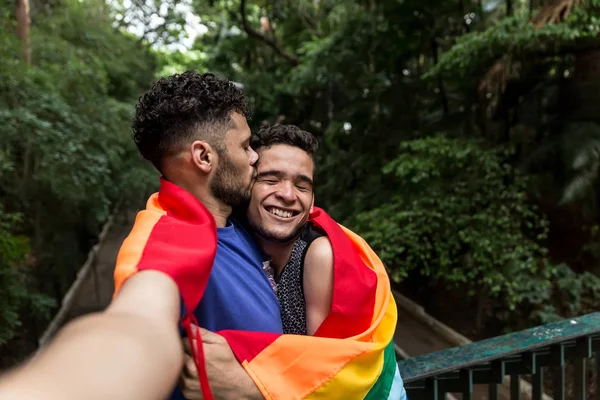 Gay Bir Selfie Parkta Alarak Couple — Stok fotoğraf