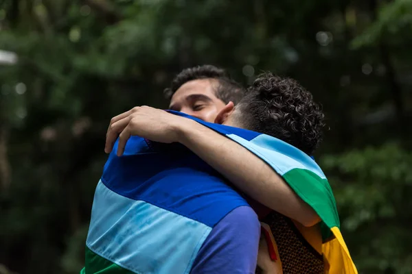 Pareja Gay Abrazando Con Bandera Arco Iris Parque — Foto de Stock