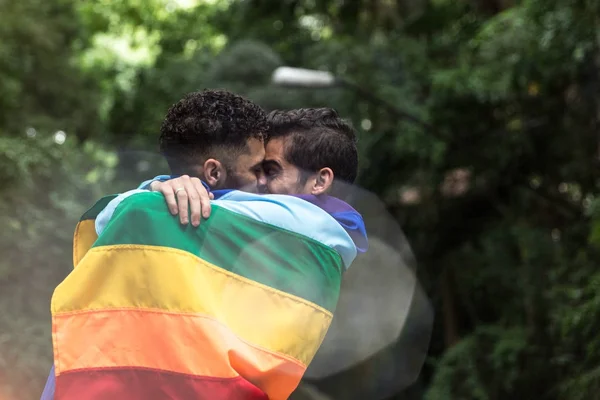 Schwules Paar Küsst Sich Mit Regenbogenfahne Park — Stockfoto