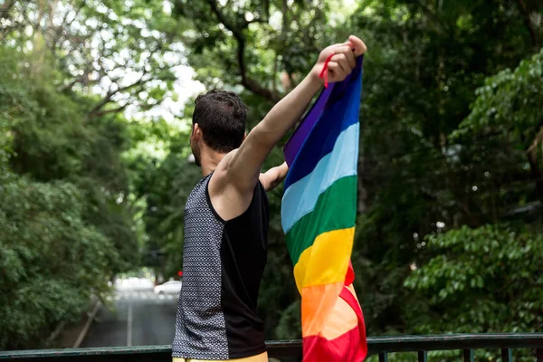 Schwuler Junge Schwenkt Regenbogenfahne Park — Stockfoto