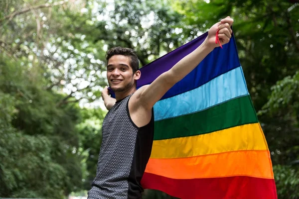 Eşcinsel Çocuk Parkta Gökkuşağı Bayrağı Sallayarak — Stok fotoğraf
