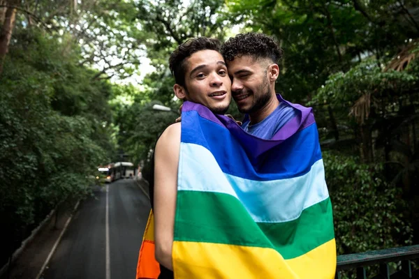 Schwules Paar Umarmt Sich Mit Regenbogenfahne Park — Stockfoto