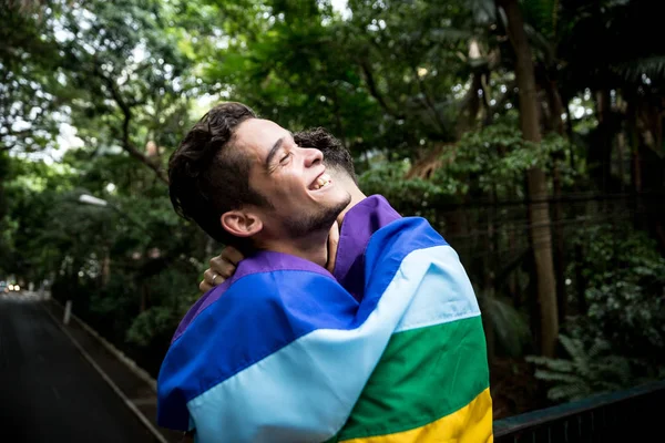 Gay Couple Baisers Avec Arc Ciel Drapeau Dans Parc — Photo