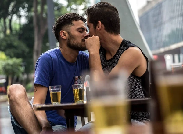 Pareja Gay Bebiendo Cerveza Calle Imagen De Stock