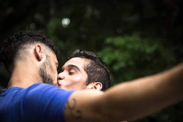 Pareja Gay Tomando Una Selfie Parque Fotos De Stock Sin Royalties Gratis