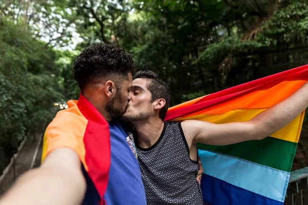Pareja Gay Tomando Una Selfie Parque Fotos De Stock