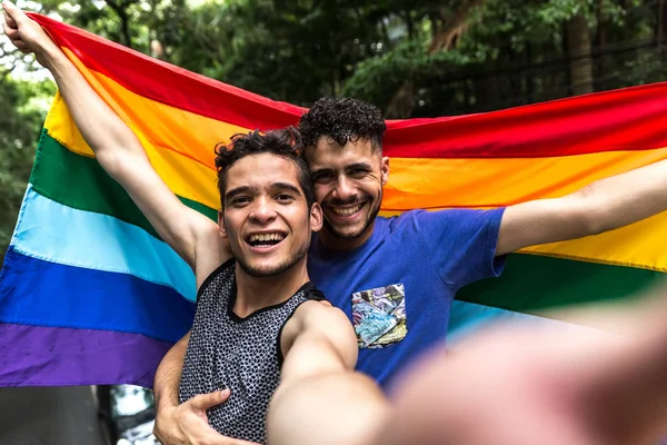 Schwules Paar Macht Selfie Mit Regenbogenfahne Park — Stockfoto