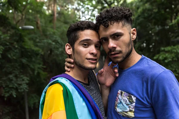 Pareja Gay Tomándose Una Selfie Con Bandera Arco Iris Parque — Foto de Stock