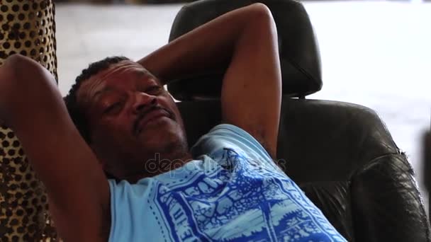 게으른 노동자 지게차에 편안한 — 비디오